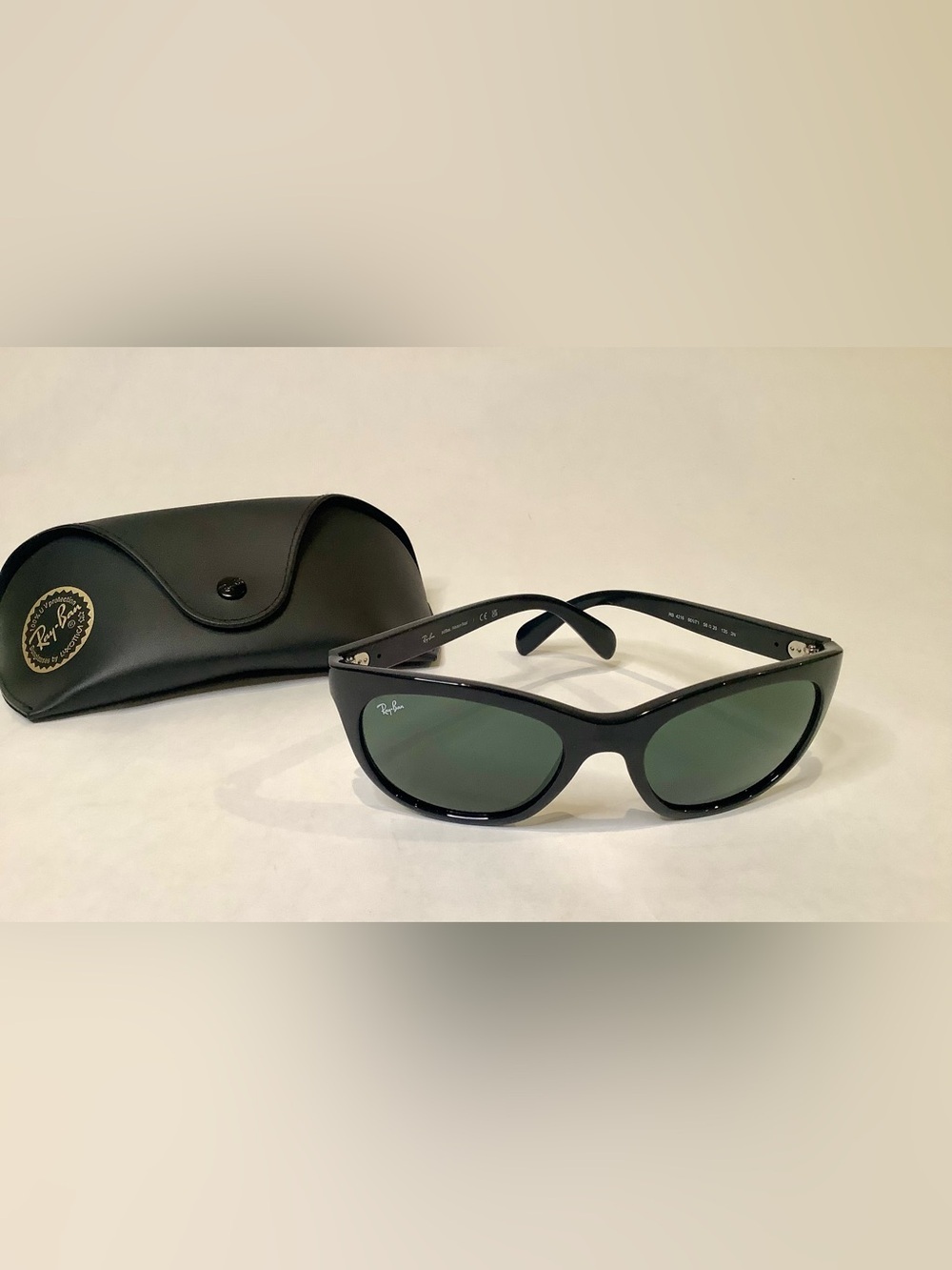 Ray-Ban Men’s Black Frame Sunglasses with Green Lenses